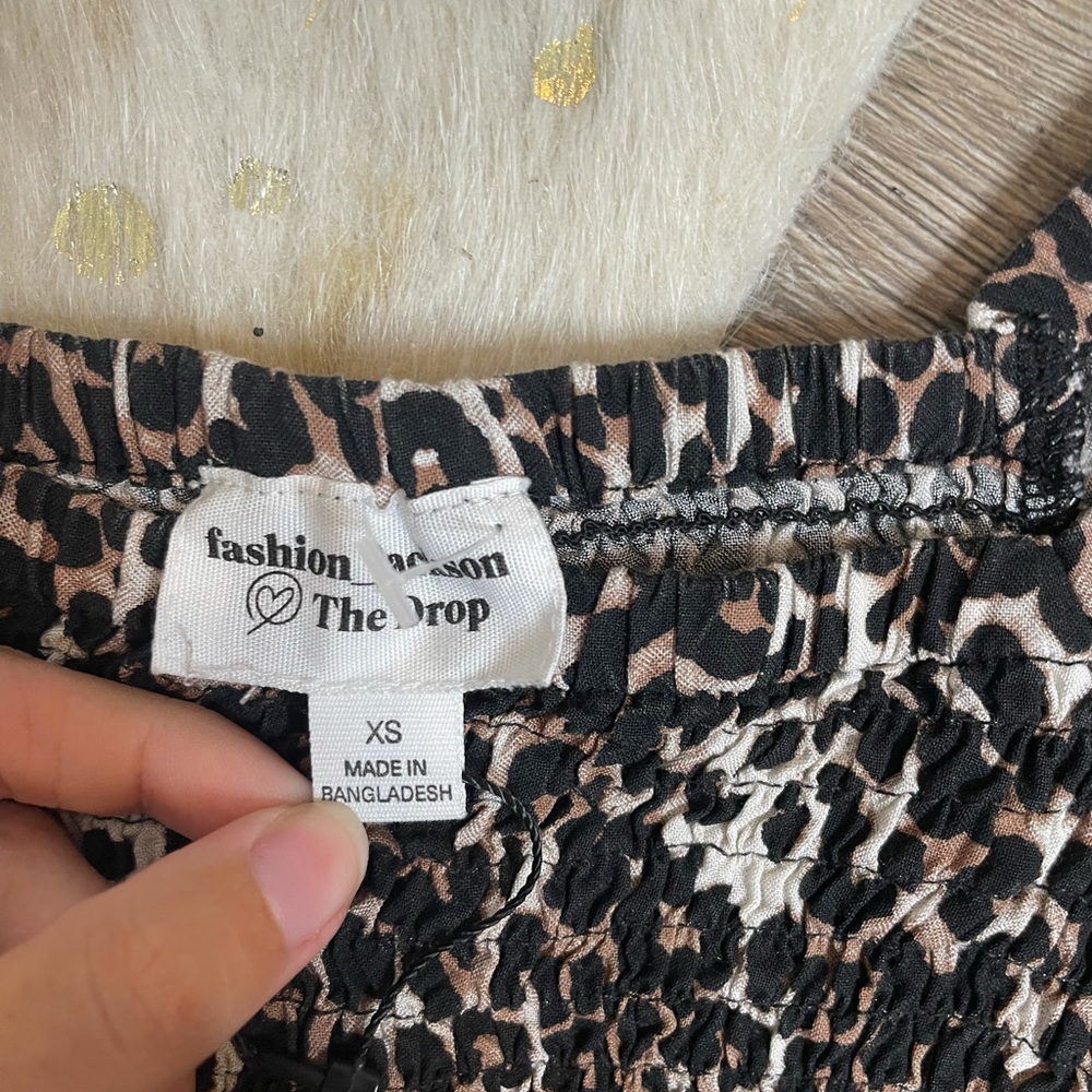 Leopard print smocked puffy sleeve top - Picture 2 of 4